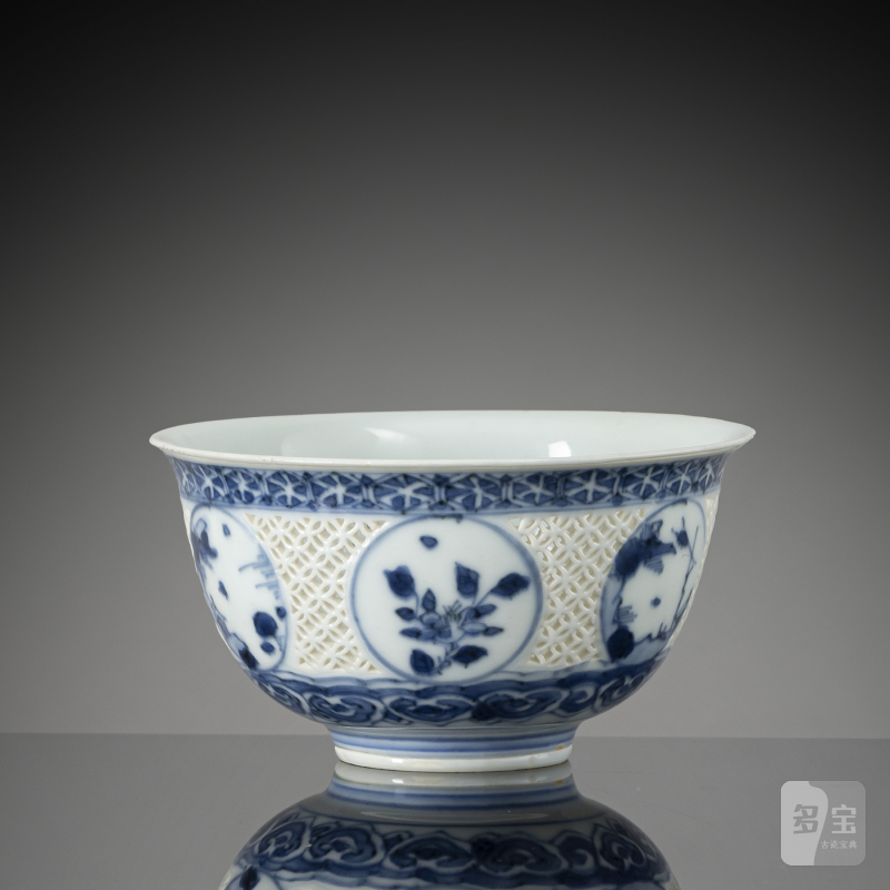 Underglaze blue porcelain bowl with reticulated cash lattice and floral medallions - 图1